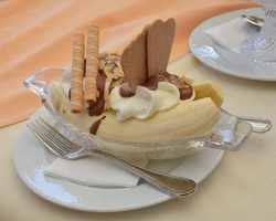 banana-split-cake