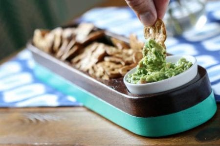 healthy-guacamole-with-crackers