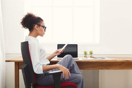 business-woman-texting-on-smartphone