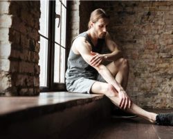 portrait-of-a-fitness-man-suffering-from-a-leg