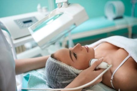 cosmetologist-hands-doing-4d-laser
