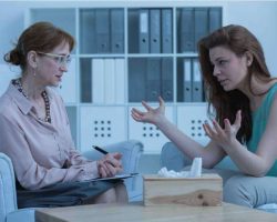 woman-discussing-with-psychologist