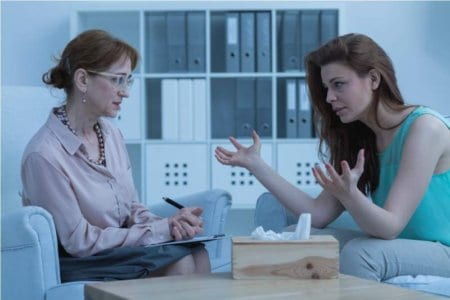 woman-discussing-with-psychologist