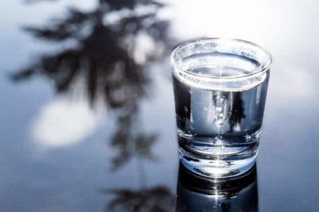 refreshing-water-in-transparent-glass