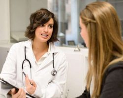 doctor-explaining-diagnosis-to-her-female-patient