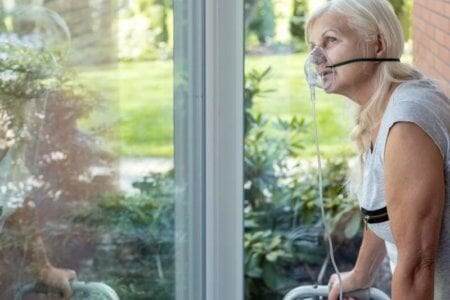 elder-person-with-an-oxygen-breathing-mask