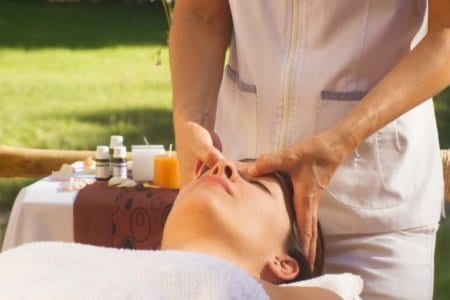 Accupointure massage in the face