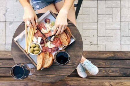 woman-eating-snacks-for-red-wine